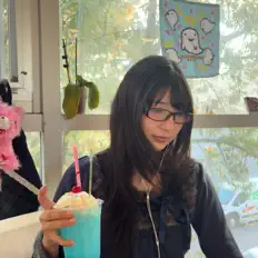 Julia Foreverを聴いたり、ミュージックビデオを鑑賞したり、経歴やツアー日程などを確認したりしましょう！