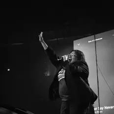 Posłuchaj wykonawcy Leah Lewis, obejrzyj teledyski, przeczytaj biografię, zobacz daty tras koncertowych i nie tylko!