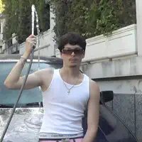 Poslechněte si interpreta undefined, sledujte hudební videa, přečtěte si životopis, podívejte se na data turné a další informace.
