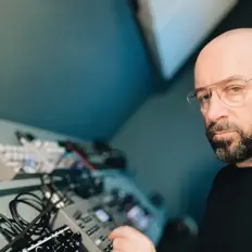Poslechněte si interpreta Jeremy P Caulfield, sledujte hudební videa, přečtěte si životopis, podívejte se na data turné a další informace.