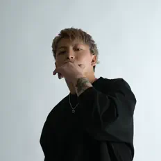 Poslechněte si interpreta Macca, sledujte hudební videa, přečtěte si životopis, podívejte se na data turné a další informace.