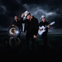 收听 undefined、观看音乐视频、阅读小传、查看巡演日期等 ！