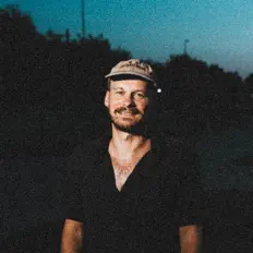 Poslechněte si interpreta JesperJesper, sledujte hudební videa, přečtěte si životopis, podívejte se na data turné a další informace.