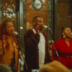 Small Firesを聴いたり、ミュージックビデオを鑑賞したり、経歴やツアー日程などを確認したりしましょう！