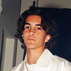 收听 Ethan Morris、观看音乐视频、阅读小传、查看巡演日期等 ！