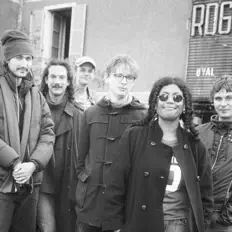 聆聽 Ugly (UK)、觀看音樂影片、閱讀小傳、查看巡演日期等！