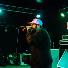 收听 RVRND、观看音乐视频、阅读小传、查看巡演日期等 ！