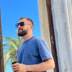 Poslechněte si interpreta Kilavuar, sledujte hudební videa, přečtěte si životopis, podívejte se na data turné a další informace.