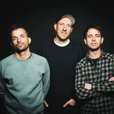 Montreal을(를) 듣고, 뮤직 비디오를 보고, 약력을 읽고, 투어 일정 등을 확인하세요!