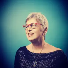 Escucha a Cécile Savage, mira vídeos musicales, lee la biografía, consulta fechas de giras y mucho más.