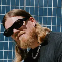 Escucha a undefined, mira videos musicales, lee su biografía, consulta las fechas de las gira y más.