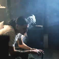 Dengarkan Due G, tonton video musik, baca bio, lihat tanggal tur & lainnya!