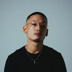 BEEZYを聴いたり、ミュージックビデオを鑑賞したり、経歴やツアー日程などを確認したりしましょう！