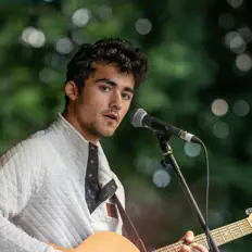 Poslechněte si interpreta Nicholas Challier, sledujte hudební videa, přečtěte si životopis, podívejte se na data turné a další informace.