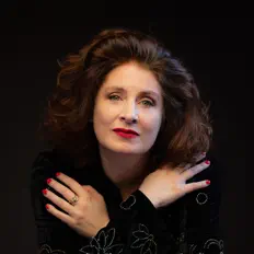 聆聽 Nina Ernst、觀看音樂影片、閱讀小傳、查看巡演日期等！