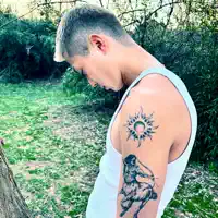 Ascolta undefined, guarda video musicali, leggi la biografia, vedi le date del tour & altro!