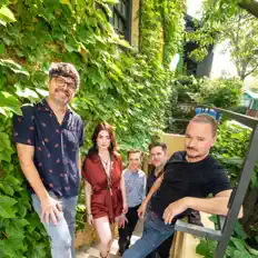 聆聽 Gaelic Storm、觀看音樂影片、閱讀小傳、查看巡演日期等！