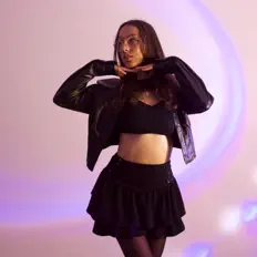 Escucha a Isaline, mira videos musicales, lee su biografía, consulta las fechas de las gira y más.