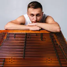 Hör dir The Cymbalman an, schau dir Musikvideos an, lies die Biografie, finde Tourdaten und mehr!