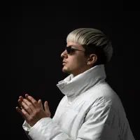 收听 undefined、观看音乐视频、阅读小传、查看巡演日期等 ！