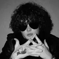 Ascolta undefined, guarda video musicali, leggi la biografia, vedi le date del tour & altro!