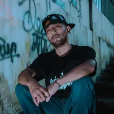 Poslechněte si interpreta Aka Mz Beatz, sledujte hudební videa, přečtěte si životopis, podívejte se na data turné a další informace.