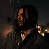 Écoutez undefined, regardez des vidéoclips, lisez la biographie, consultez les dates de tournée et plus encore !
