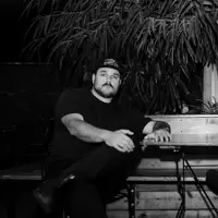 Ascolta undefined, guarda video musicali, leggi la biografia, vedi le date del tour & altro!