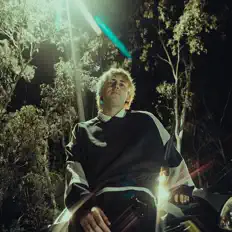 Hör dir SIDELINES an, schau dir Musikvideos an, lies die Biografie, finde Tourdaten und mehr!