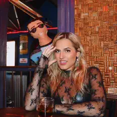 收听 Mary Sarah、观看音乐视频、阅读小传、查看巡演日期等 ！