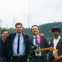 聆聽 undefined、觀看音樂影片、閱讀小傳、查看巡演日期等！