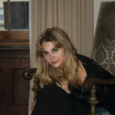 Tessa Brownを聴いたり、ミュージックビデオを鑑賞したり、経歴やツアー日程などを確認したりしましょう！