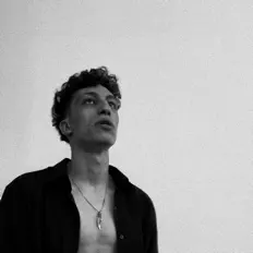 聆聽 Kzaamix、觀看音樂影片、閱讀小傳、查看巡演日期等！