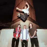 Hör dir undefined an, schau dir Musikvideos an, lies die Biografie, finde Tourdaten und mehr!