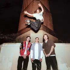 Dengarkan Lazy Haze, tonton video musik, baca bio, lihat tanggal tur & lainnya!