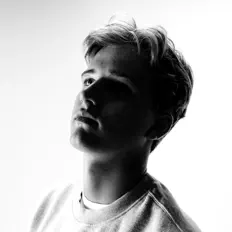 收听 ESCE、观看音乐视频、阅读小传、查看巡演日期等 ！