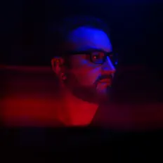 Synesthete सुनें, म्यूज़िक वीडियो देखें, बायो पढ़ें, दौरे की तारीखें और बहुत कुछ देखें!