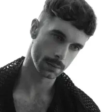 Dengarkan Nathan Radovic, tonton video musik, baca bio, lihat tanggal tur & lainnya!