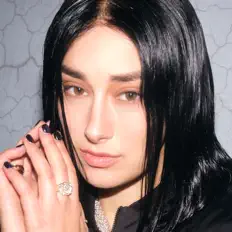 收听 ELIF、观看音乐视频、阅读小传、查看巡演日期等 ！