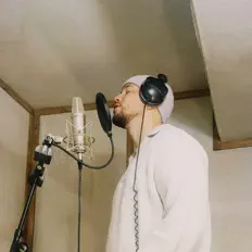 Poslechněte si interpreta Maison, sledujte hudební videa, přečtěte si životopis, podívejte se na data turné a další informace.