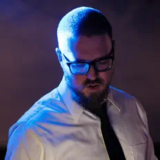 Tush Blakelyを聴いたり、ミュージックビデオを鑑賞したり、経歴やツアー日程などを確認したりしましょう！