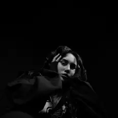 Snow White In The Darkを聴いたり、ミュージックビデオを鑑賞したり、経歴やツアー日程などを確認したりしましょう！