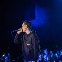 Escucha a undefined, mira videos musicales, lee su biografía, consulta las fechas de las gira y más.