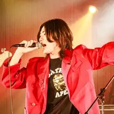 Écoutez 汐音, regardez des vidéoclips, lisez la biographie, consultez les dates de tournée et plus encore !