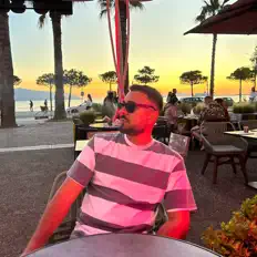 收听 KLE、观看音乐视频、阅读小传、查看巡演日期等 ！