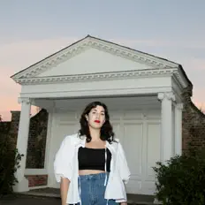 Tendernessを聴いたり、ミュージックビデオを鑑賞したり、経歴やツアー日程などを確認したりしましょう！