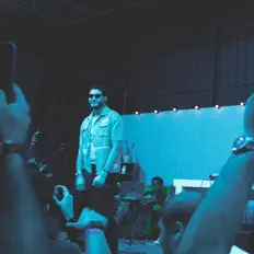 聆聽 Ajay、觀看音樂影片、閱讀小傳、查看巡演日期等！