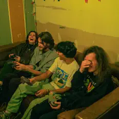 Poslechněte si interpreta Moving Boxes, sledujte hudební videa, přečtěte si životopis, podívejte se na data turné a další informace.