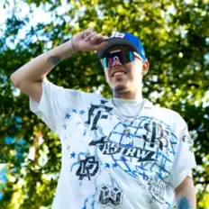 R3MYを聴いたり、ミュージックビデオを鑑賞したり、経歴やツアー日程などを確認したりしましょう！