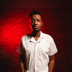 聆聽 Swimming With Bears、觀看音樂影片、閱讀小傳、查看巡演日期等！